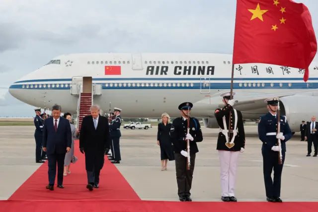 2026年9月23日，美国马里兰州安德鲁斯联合基地，中国国家主席习近平抵达准备进行国事访问，美国总统川普与习近平一同走在红毯上。