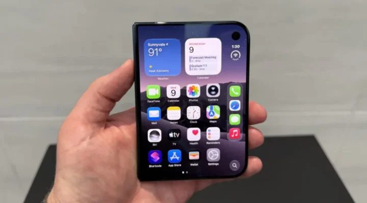 iPhone Duo拆解:液态玻璃如何解决折叠屏割裂难题 2 9067879fce683260e2406f87bb2800b057db71e9e57e9e681f62cdb0f6454026 article