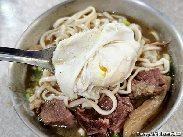 ▲▼台北大安古亭潮州街林記牛肉麵的半筋肉麵與免費加湯。（圖／《DARREN蘋果樹旅遊玩樂誌》授權提供）