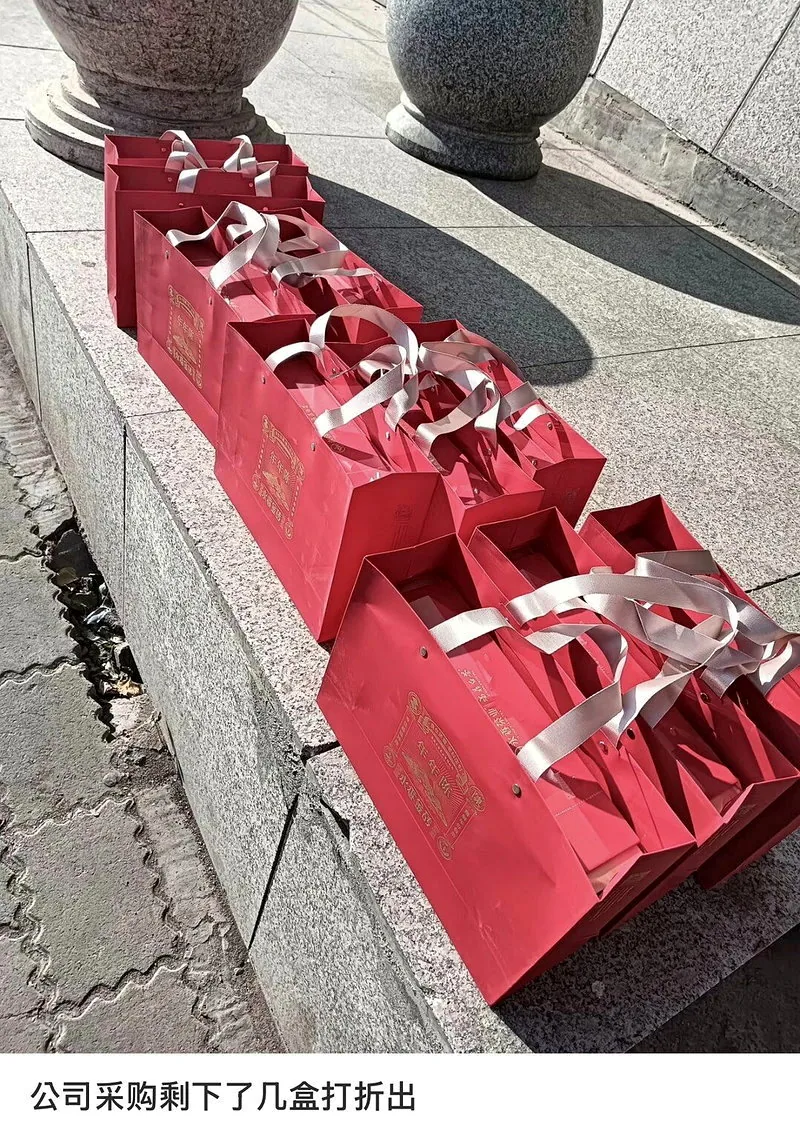 有大廠員工剛領到禮盒就掛上網賣。（取材自小紅書）