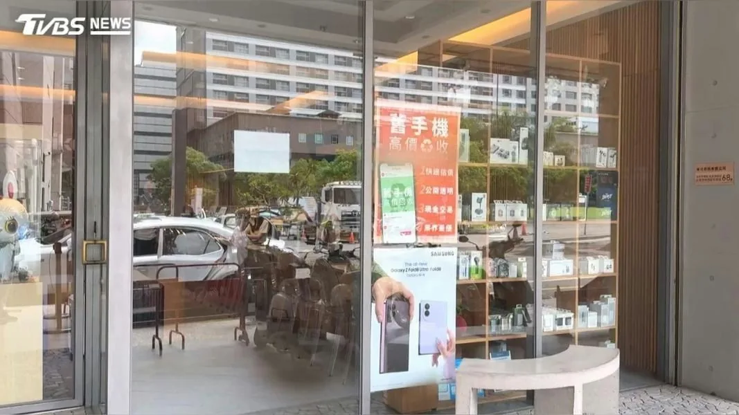 台灣台南一家連鎖手機旗艦店驚傳內賊案，28歲李姓女員工疑似利用公司管理漏洞，短短9個月內陸續搬走487支iPhone 17系列手機，轉手上網販售，初估獲利超過千萬元台幣。警方調查發現，李姓女子變賣手機所得疑似全數投入網路博弈輸光，目前全案已依業務侵占及竊盜罪嫌移送偵辦。（TVBS新聞網授權使用）