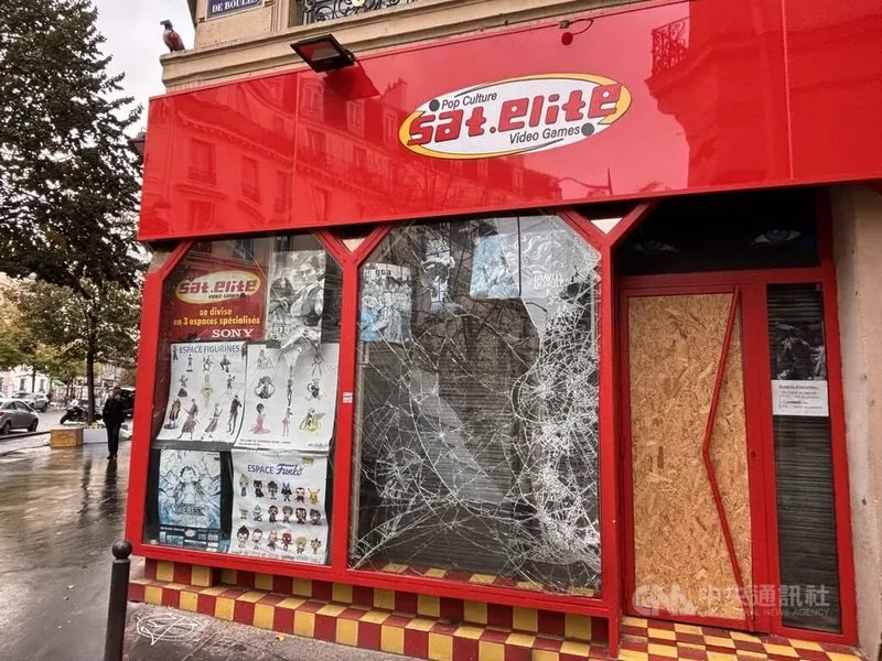 法國17日全國性示威演變成嚴重暴力事件，巴黎伏爾泰大道一家遊戲商店櫥窗被砸破。中央社記者曾依璇巴黎攝　115年10月22日