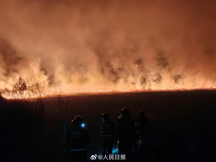 蒙古國草原野火持續延燒，火勢逼近中國內蒙古邊境，當地緊急調派超過2000人投入堵截。截至10月11日晚間9時，相關防火任務仍在進行，大火尚未蔓延至中國境內。（微博@人民日報）