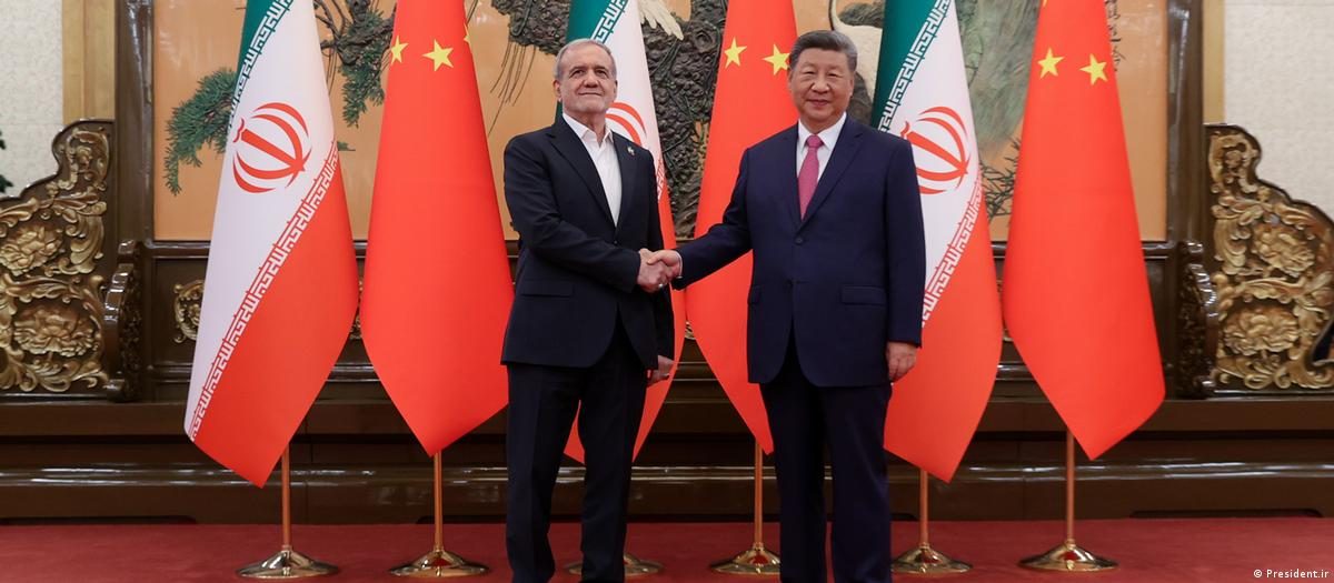 图为习近平与伊朗总统佩泽希齐扬2025年在北京会面
