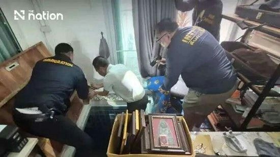 涉杀人67岁中国汉芭堤雅落网 曾扮泰人潜逃36年 坐拥逾千万资产 3 搜查期間,警方發現豪宅後方的游泳池已被改建成大型地下密室,內藏大量文物及佛牌。(紅星新聞)