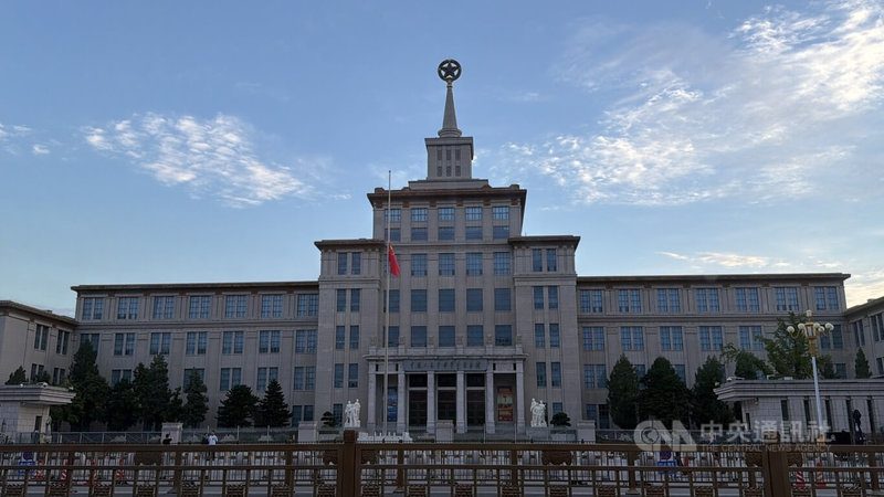 朱镕基遗体18日火化 天安门降半旗致哀 1 已故的中國前國務院總理朱鎔基遺體18日將在北京八寶山火化。為悼念朱鎔基,北京天安門18日清晨5時28分升旗後,隨即舉行降半旗儀式致哀。圖為中國軍事博物館降半旗。中央社記者呂佳蓉北京攝 115年8月18日