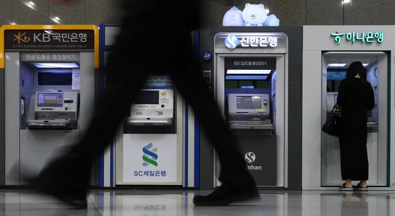 首尔一栋大楼里的银行自动取款机，左起KB国民、渣打第一、新韩和韩亚银行