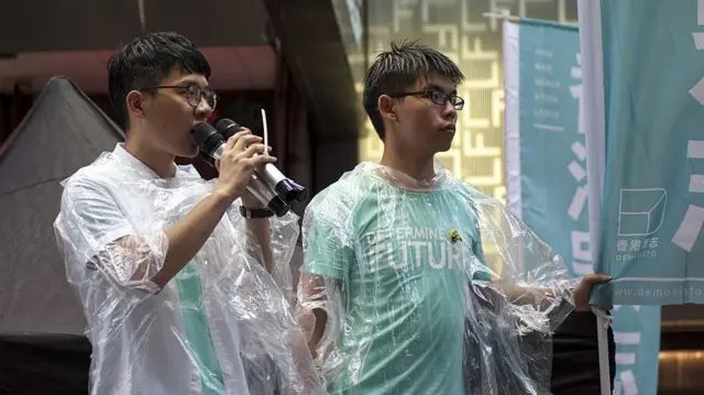 2016年6月4日，香港众志成员罗冠聪（左）和黄之锋（右）。