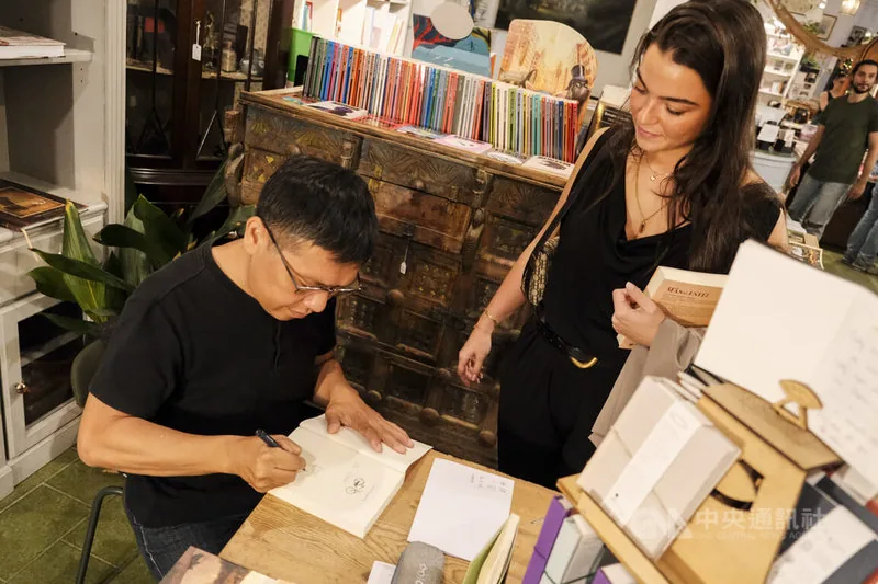 吴明益《单车失窃记》西班牙巡回 独立书店场场爆满 2 台灣作家吳明益(左)近日在西班牙文譯者與出版社熱情邀請下,受邀走訪西班牙3座城市,出席小說「單車失竊記」西文譯本新書巡迴講座。圖爲馬德里座談會後,吳明益為當地讀者簽書。中央社記者胡家綺馬德里攝 115年10月15日