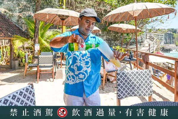 开箱峇里岛私人海滩俱乐部,乘透明电梯下悬崖直达白沙滩 36 ▲▼Kubu Beach Club是AYANA園區內的私人沙灘俱樂部。(圖/《混血珊莎的奇幻旅程》授權提供)