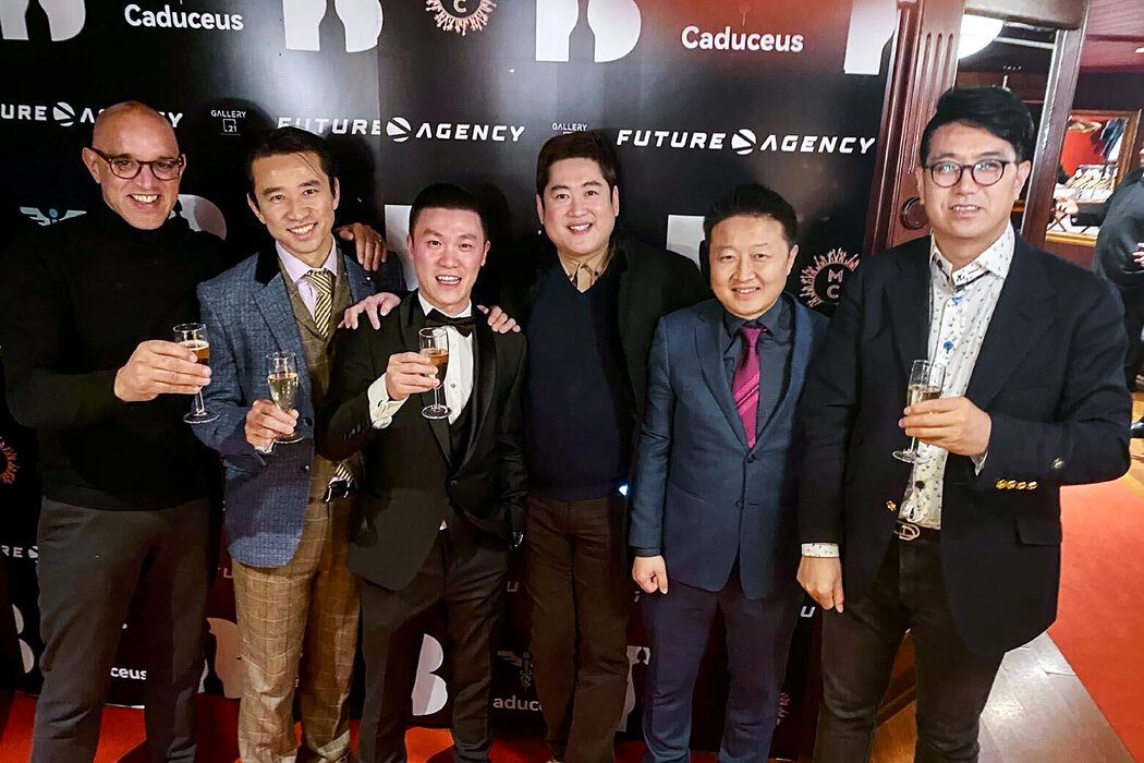 周谷仁（左起第三位）与来自新加坡的加密货币投资者安德·徐（最右）一同出席了2022年英国音乐奖的庆功派对，该活动由他们共同创立的公司卡杜塞斯赞助。