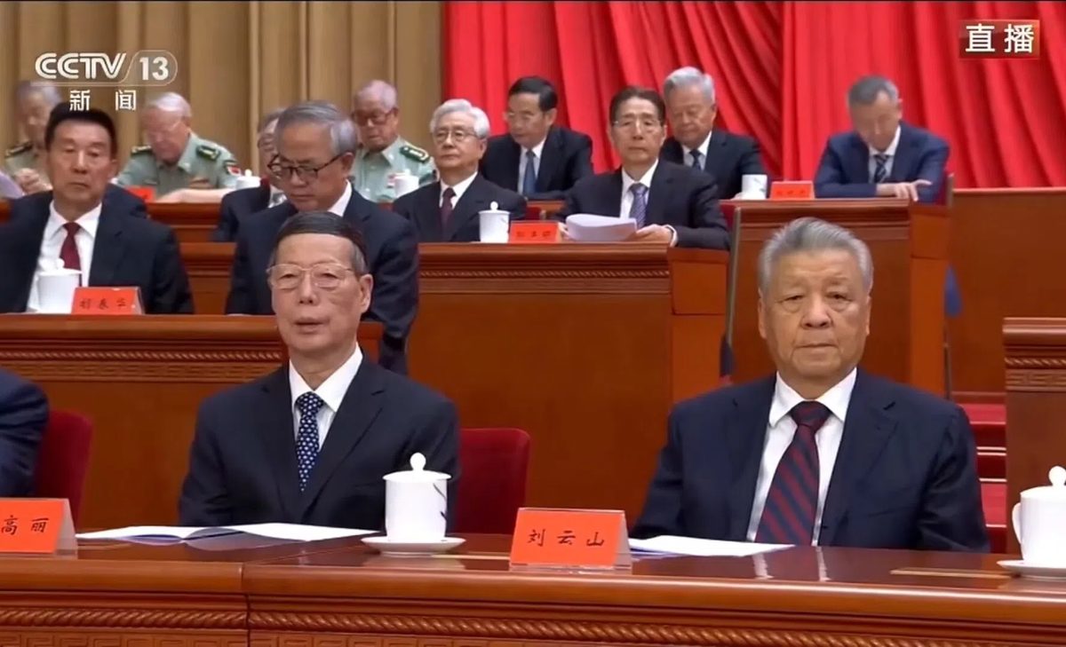 星期一上午，多名中共退休领导人在北京人民大会堂出席纪念江泽民诞辰100周年大会，据央视新闻画面，出席大会的中共元老包括中共中央书记处前书记刘云山（前排右）、中国前副总理张高丽（前排左）。（央视直播视频截图）