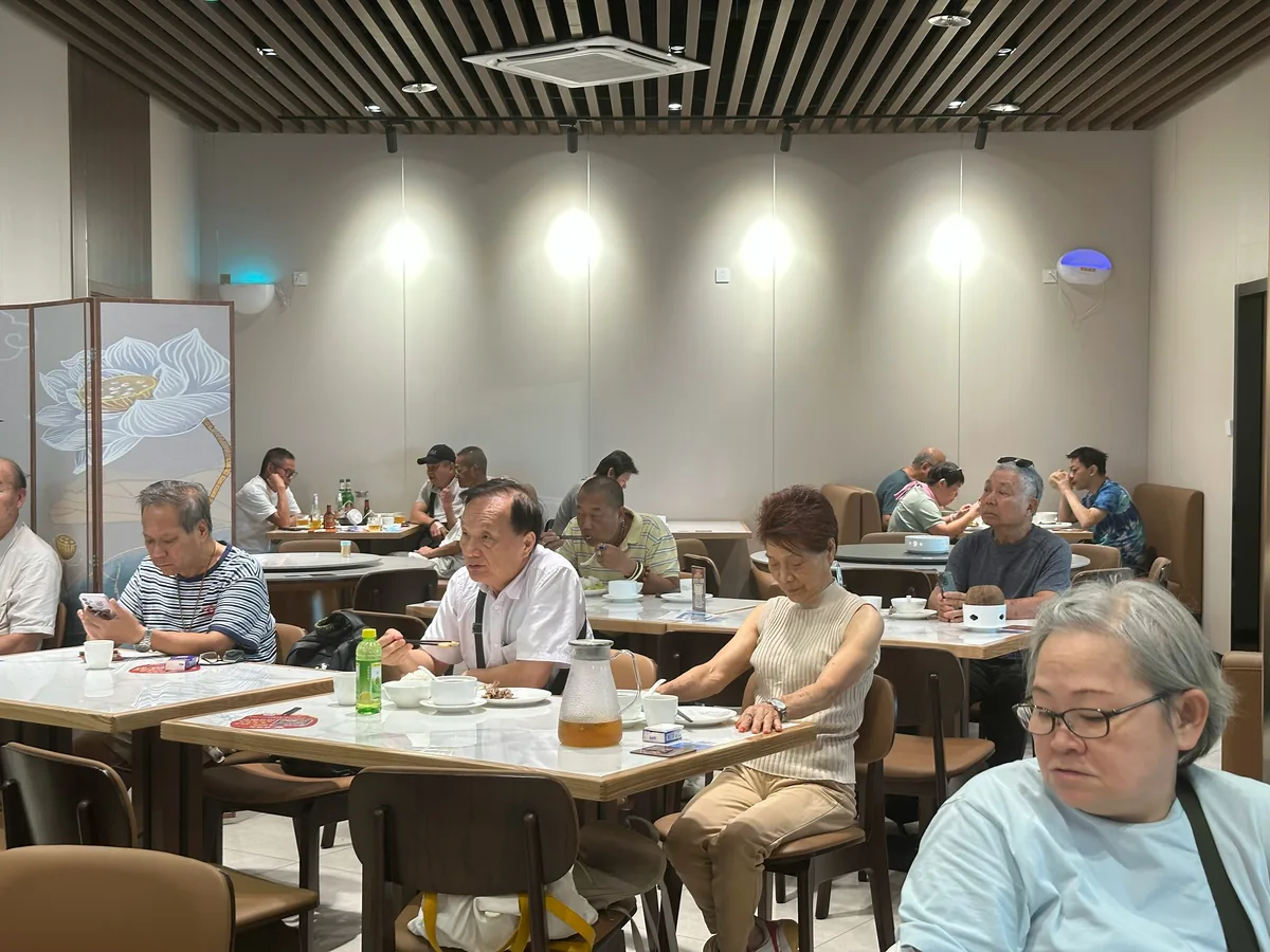 薛女士表示，今日入店消費的客人有八成是香港遊客。（許靖雯 攝）