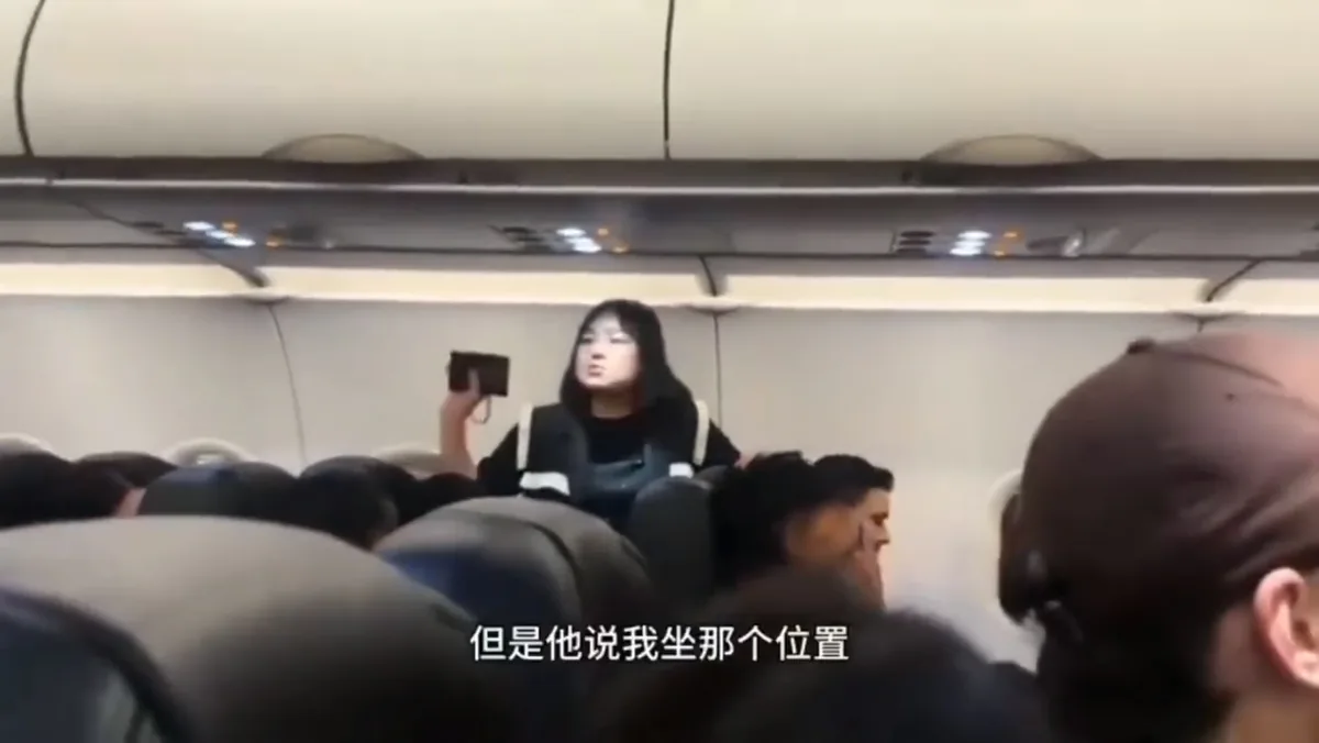涉事女乘客私自調換座位，更在機艙上大吵大鬧。（影片截圖）
