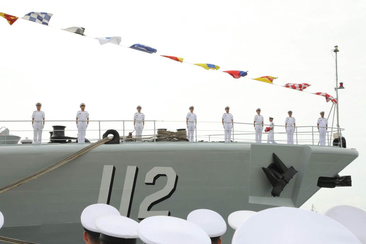8月28日，被譽為「中華第一艦」的中國第二代國產導彈驅逐艦首艦112艦在青島某軍港退出現役。（新華社）