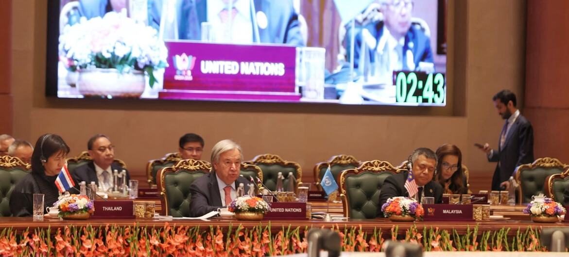 古特雷斯出席金砖国家峰会,呼吁塑造包容性的全球增长 1 联合国秘书长古特雷斯出现在印度举行的金砖国家峰会的大屏幕上,发表视频讲话,来自泰国和马来西亚的代表则坐在主桌旁。