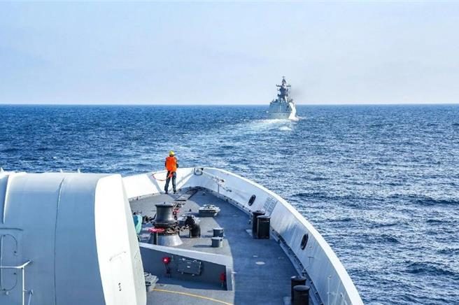 寧德艦最新訓練畫面曝光共軍東部戰區強化海軍編隊協同與應急處置。圖為寧德艦補給訓練。（大陸央視）