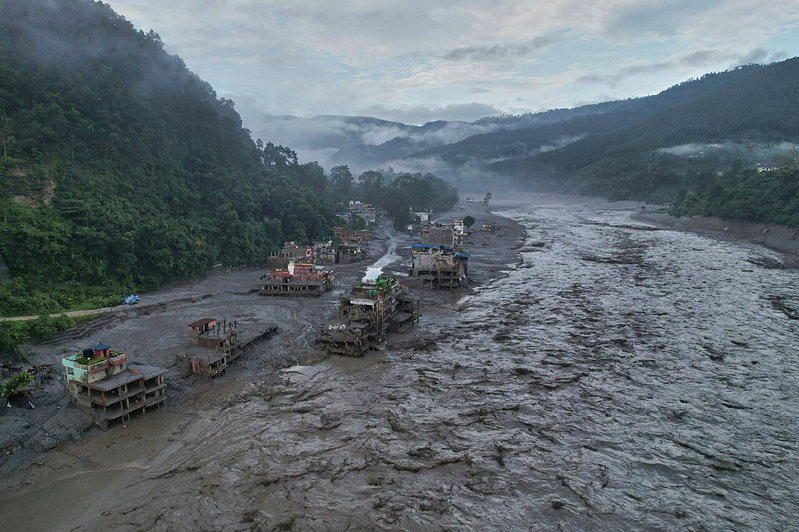 這場災難被認為與冰川崩塌有關，大量冰塊、岩石、泥沙及洪水沿山谷傾瀉而下。(美聯社...