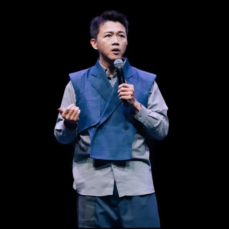 相声演员黄逸豪手持麦克风（资料照，华视新闻翻摄自黄逸豪脸书）