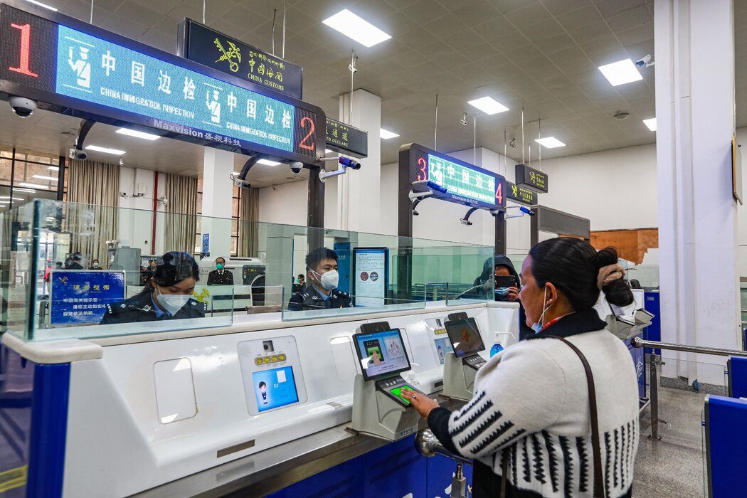 中国官方媒体发布的一张照片显示，2023年，一名乘客正在吉隆口岸的过境点。过去十年间，该口岸一直是中国与尼泊尔之间的主要通道。