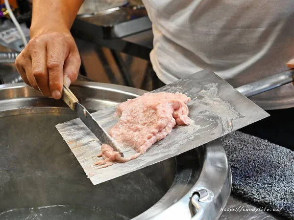 ▲▼福鼎肉片的現刮肉片湯與台中北屯總站夜市攤位。（圖／《糖糖's 享食生活》授權提供）