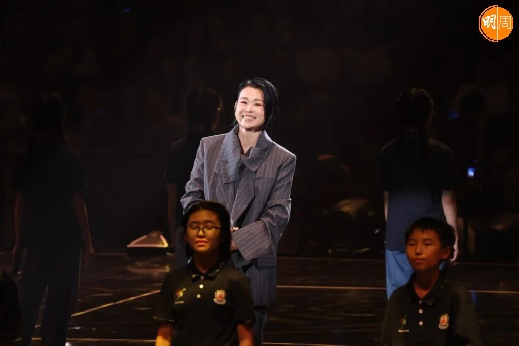 老公与前男友黄宗泽热拥引热议 胡杏儿笑谈不介意合作 4 9473b7b4631ad347106197b4315350d772283a55635d15587752b5d77aae5916 article