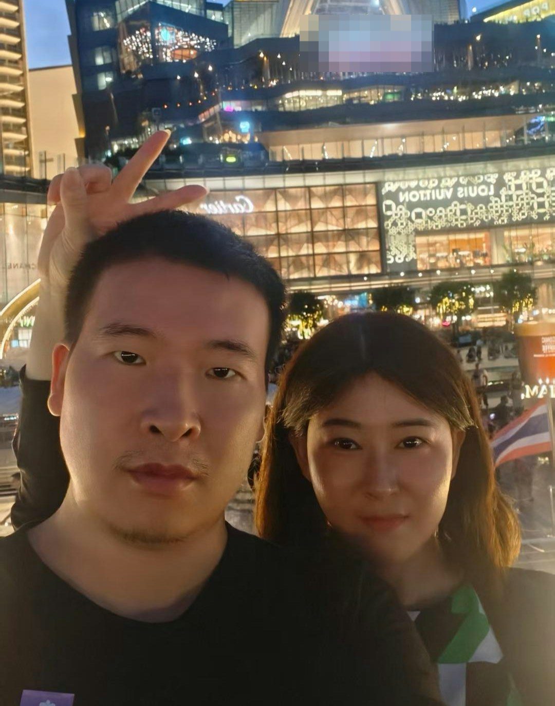 劉修洪與姐姐在泰國團聚。（紅星新聞）