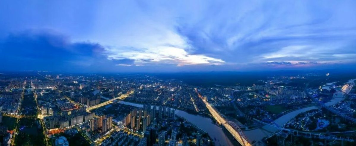 2026年8月19日拍攝的廣西欽州市區和流經此處的平陸運河。新華社