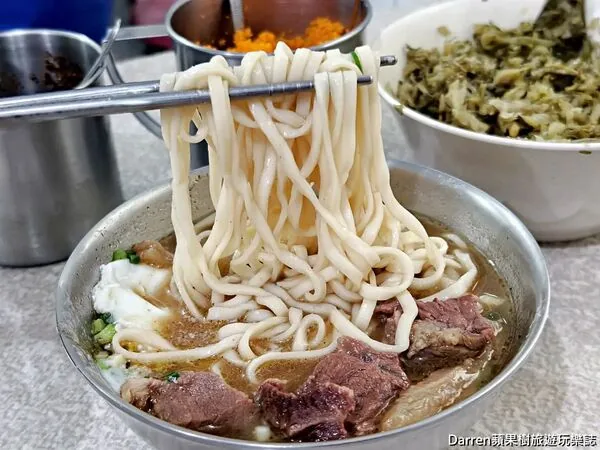 ▲▼台北大安古亭潮州街林記牛肉麵的半筋肉麵與免費加湯。（圖／《DARREN蘋果樹旅遊玩樂誌》授權提供）