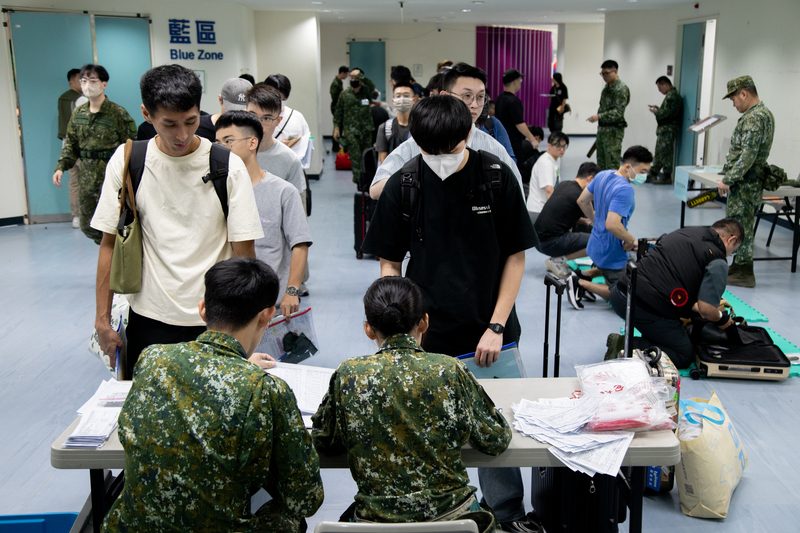 汉光42号军演现场观察:新制14天教召,能让后备军人真正恢复战力吗? 1 國防部連兩年在夏天進行大規模動員,全台兩萬餘名後備役軍人收到教召令,在8月1日一早前往各地報到,開始14天的教召訓練。(攝影/許詩愷)