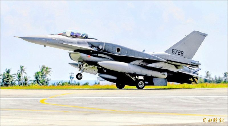 编号6728的F-16 Block 70战机降落在台东志航基地