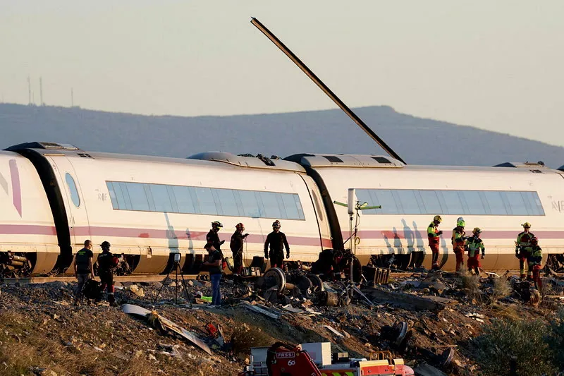 西班牙28日發生高鐵列車追撞事故，猛烈撞擊讓車廂瞬間陷入混亂，鋼軌宛如烤肉叉直接刺穿車廂。路透