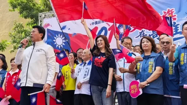 国民党主席郑丽文（中）在高雄参加国民党自办的升旗典礼，为选举造势（中国国民党提供图片10/10/2026）