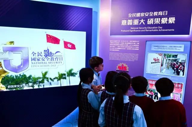 2025年3月18日，学生们在位于尖沙咀的香港历史博物馆观看第十个“全民国家安全教育日”的主题展览演示。