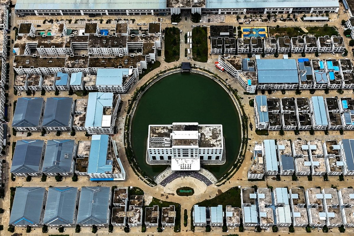 柬埔寨太子集团2万人诈骗园区曝光 墙上写「业绩是尊严」|有片 6 2026年9月21日,無人機拍下柬埔寨的電訊詐騙「8號園區」,該地據報與太子集團有關聯。(Reuters)