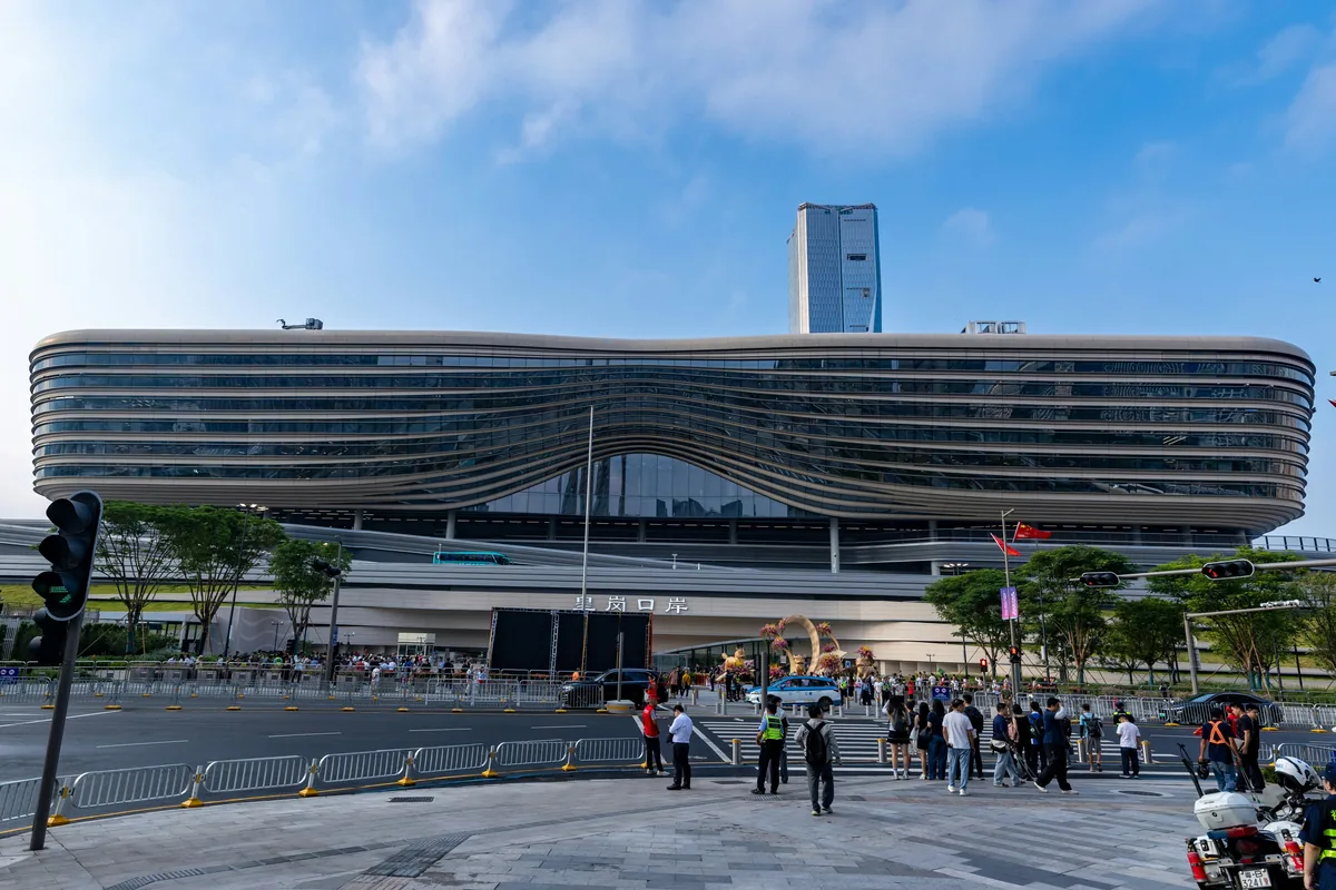 連接香港與深圳的新皇崗口岸2026年10月12日上午6時30分正式開通，在新皇崗口岸深圳周邊，今早亦秩序良好。（湯致遠攝）