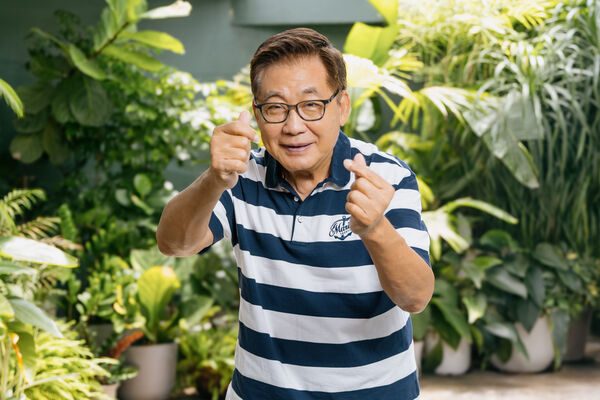 梁修身「手抖太逼真」吓坏爱妻挂急诊! 年过7旬交代后事:3天办完选树葬 1 ▲《轉角那間心藥局》劉育仁飾演地下樂手李御拓、梁修身飾演退役軍人姜鐵生,兩人在劇中有精彩對手戲。(圖/大愛提供)