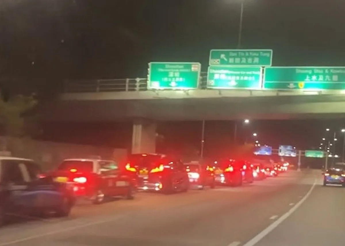 夜里通往新皇岗口岸的路上，车辆排成长龙
