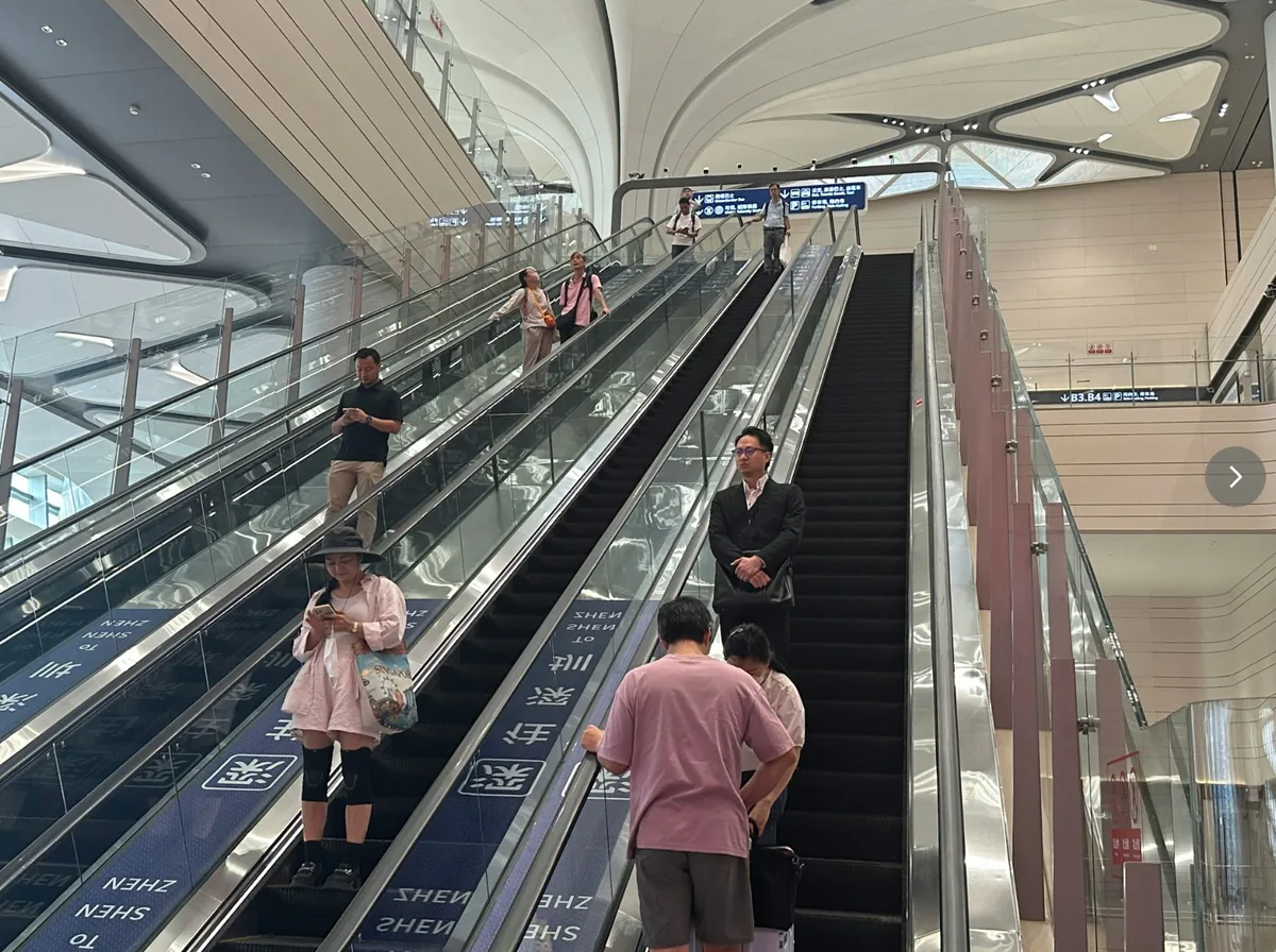 陳先生盛讚新皇崗口岸超長的電扶梯。（許靖雯攝）