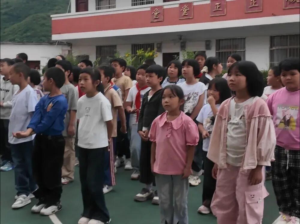 孩子們抵達學校。（光明日報）