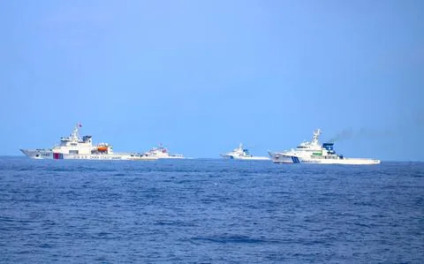 “中华民国不存在”:东沙会是下一个金门吗? 5 钓鱼岛附近海面上的中国海警船和日本海上保安厅巡视船