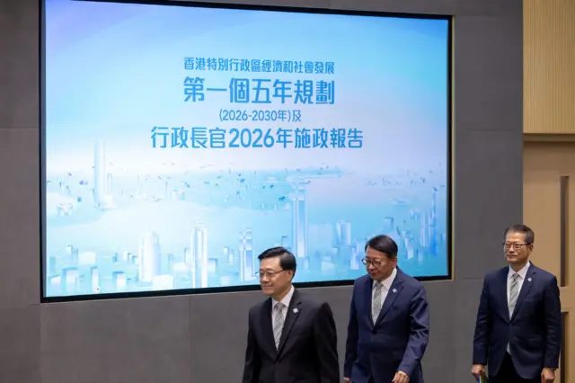 香港特首李家超在首份五年计划，提出带头推动“以人民币支付政府开支”，引起外界关注。