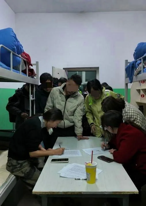 青海祁連縣文旅局為找不到住宿的遊客，安排入住學校宿舍。（取材自極目新聞）