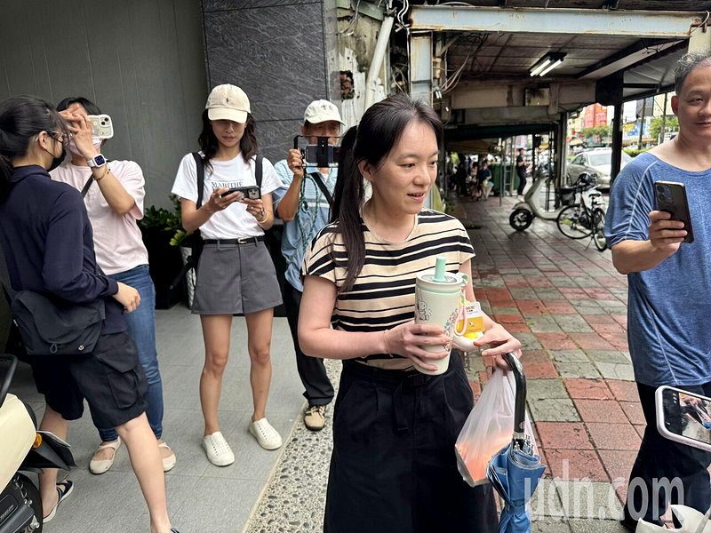 訪問結束後，有支持者上前表示，今天特地從台北下來，想親手贈送史努比娃娃飲料杯給她，陳幸妤開心收下。記者袁志豪／攝影