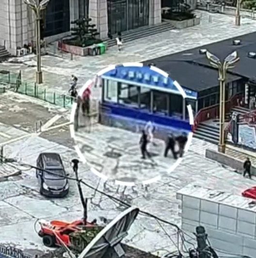出入境邊防檢查站一名民警仍堅守崗位，不顧身後洪流，一遍遍護手呼喊，引導人群往安全地帶撤離。（影片截圖）