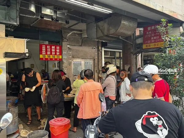 ▲▼宜蘭老吳碳烤燒烤餅胡椒餅與鹹酥餅。（圖／《陳小可的吃喝玩樂》授權提供）