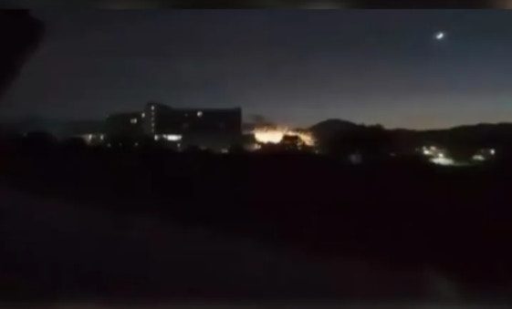 緬甸軍方10月25日使用炸藥，炸毁克倫邦妙瓦底市KK園區內的建築，現場爆出火花和巨響。(網上圖片)