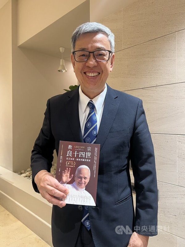 陈建仁获教宗接见 转达感谢并盼持续为台祈祷 1 中研院長陳建仁26日晚間接受中央社專訪,談到此次參加宗座科學院大會,並贈送教宗良十四世第一本華文翻譯出版的教宗專書。中央社記者黃雅詩羅馬攝 115年9月27日
