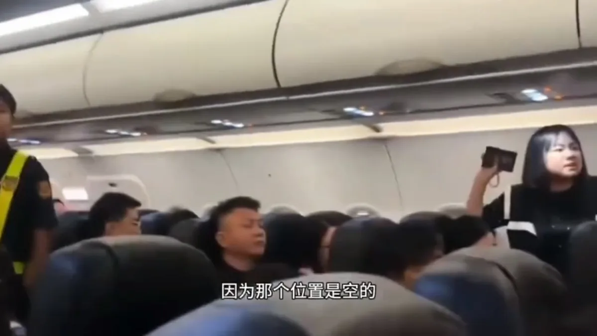 涉事女乘客私自調換座位，更在機艙上大吵大鬧。（影片截圖）