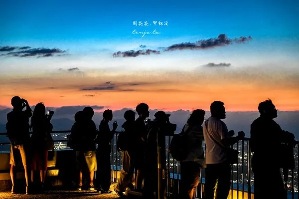 北九州皿仓山夜景攻略!免费接驳巴士、缆车票价一次看 21 ▲▼日本北九州皿倉山展望台的纜車交通、夕陽與夜景。(圖/《周花花》授權提供)